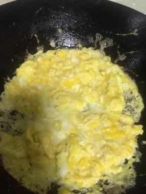 锅里倒入橄榄油，加热，倒入鸡蛋，翻炒1-2分钟，待鸡蛋成固态，用锅铲弄碎