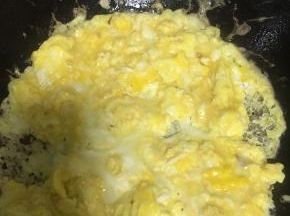 锅里倒入橄榄油，加热，倒入鸡蛋，翻炒1-2分钟，待鸡蛋成固态，用锅铲弄碎