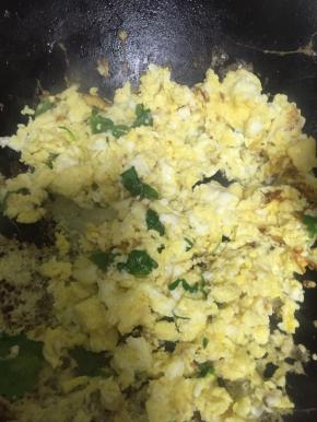 再加芹菜叶，翻炒1-2分钟