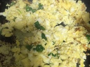 再加芹菜叶，翻炒1-2分钟