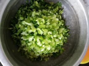 苦菜洗净，切小丁，这种菜切小丁才好吃
