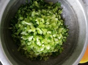 苦菜洗净，切小丁，这种菜切小丁才好吃