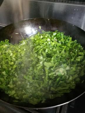 生姜切成末，待锅热后放入猪油，猪油化了后加入苦菜