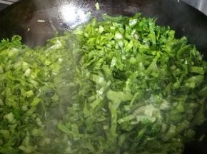 生姜切成末，待锅热后放入猪油，猪油化了后加入苦菜