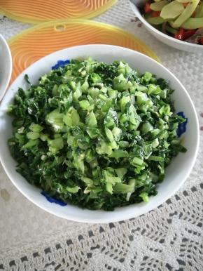 苦菜炒熟后撒盐，翻炒均匀后就可以盛盘了