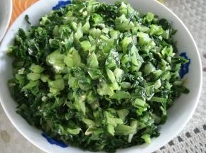 苦菜炒熟后撒盐，翻炒均匀后就可以盛盘了