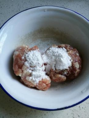 将肉绞成肉末，生姜、葱切碎倒入料酒、淀粉、生抽腌制30分钟左右