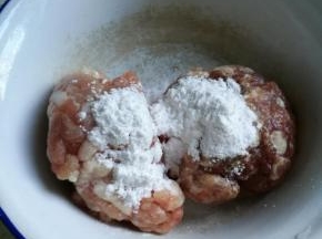 将肉绞成肉末，生姜、葱切碎倒入料酒、淀粉、生抽腌制30分钟左右