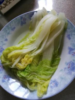 将娃娃菜一片片洗净，纵向切细，将娃娃菜倒入锅内，烫熟，捞出装盘