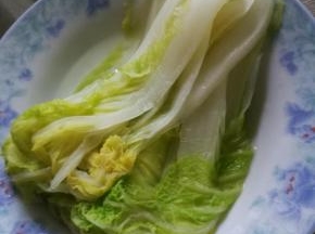 将娃娃菜一片片洗净，纵向切细，将娃娃菜倒入锅内，烫熟，捞出装盘