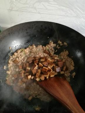 向锅内放入少许食用油，将腌制的肉倒入炒熟，放入一勺黄豆酱、一勺甜面酱至锅内