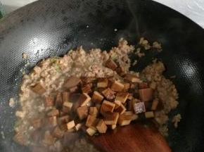 向锅内放入少许食用油，将腌制的肉倒入炒熟，放入一勺黄豆酱、一勺甜面酱至锅内