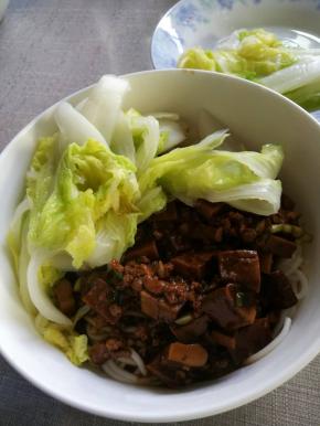 煮面，点一次水即可，煮好面后将面捞出，用冷水过下面条，倒掉冷水后，将酱倒在面条上，配上白菜，拌匀后就好啦