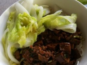 煮面，点一次水即可，煮好面后将面捞出，用冷水过下面条，倒掉冷水后，将酱倒在面条上，配上白菜，拌匀后就好啦