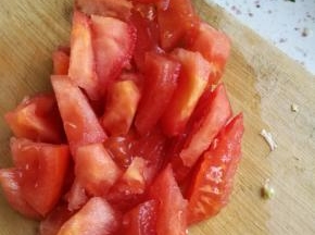 西红柿洗净切小块