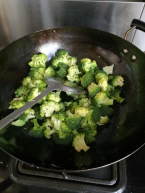 锅内放入少许油，油热后加入西兰花
