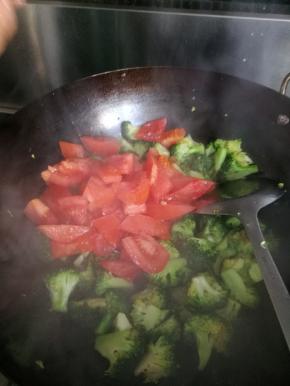 待西兰花熟了后加入西红柿炒熟后，加少许盐即可出锅