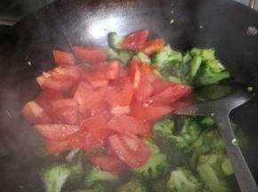 待西兰花熟了后加入西红柿炒熟后，加少许盐即可出锅