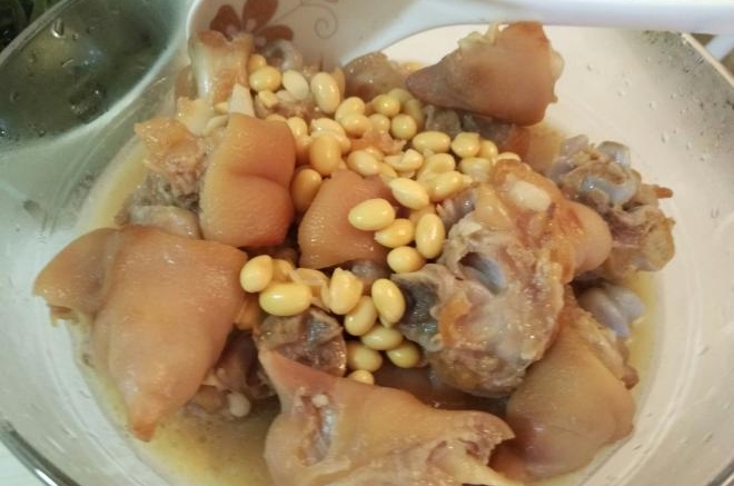 黄豆炖猪蹄