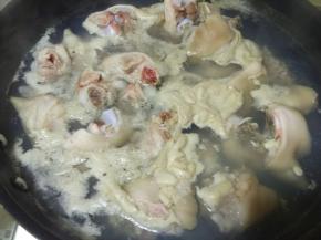 烧开一锅水，加入洗干净的猪蹄，煮出浮沫