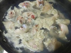 烧开一锅水，加入洗干净的猪蹄，煮出浮沫