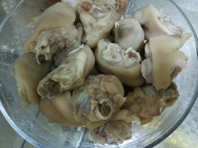 洗净猪蹄，控干水，备用