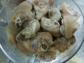 洗净猪蹄，控干水，备用