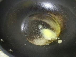 热油，加入白糖，中火加热至焦糖色