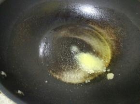 热油，加入白糖，中火加热至焦糖色