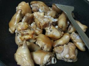 加入猪蹄，中火翻炒2min