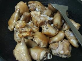 加入猪蹄，中火翻炒2min