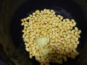 在高压锅中放入提前泡好的黄豆，（泡4h以上为宜）