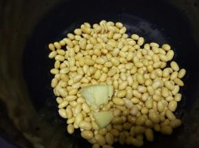 在高压锅中放入提前泡好的黄豆，（泡4h以上为宜）