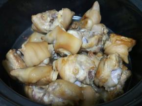 加入适量开水（不用太多，电压锅不耗水），两个八角，开启30min模式（不喜欢吃太糯的）