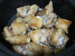 加入适量开水（不用太多，电压锅不耗水），两个八角，开启30min模式（不喜欢吃太糯的）