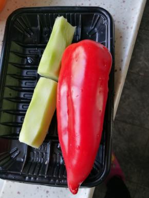 红椒洗净、莴笋去皮