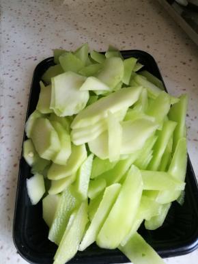 红椒、莴笋、猪心均切片