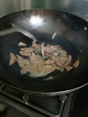 待锅热后加入油，放猪心翻炒