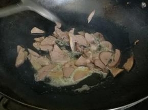 待锅热后加入油，放猪心翻炒