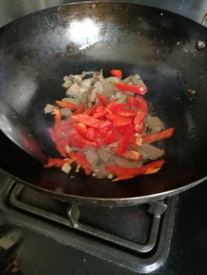 由于是卤猪心，炒热后就可以加入红椒