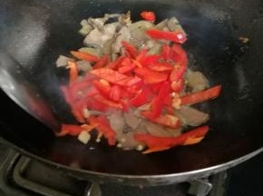 由于是卤猪心，炒热后就可以加入红椒