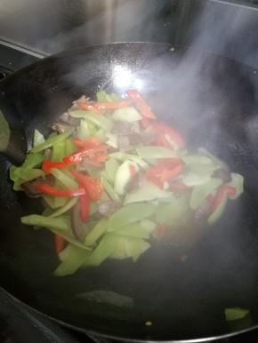 红椒断筋后加入莴笋片炒熟，最后放入少许盐就可以盛盘了