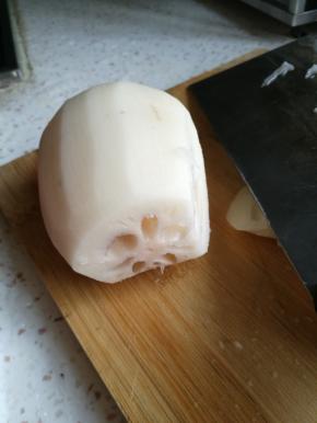 将藕和青椒洗净