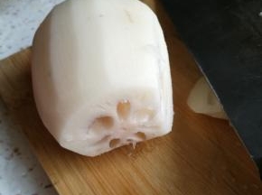 将藕和青椒洗净