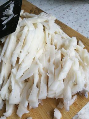 藕和青椒切条，葱切末