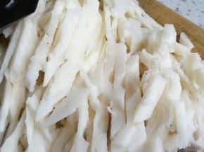 藕和青椒切条，葱切末