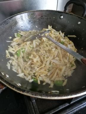 待锅热后放入少许油，油热后放入藕和青椒。