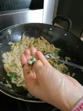 炒熟后加入少许盐，出锅前加入葱