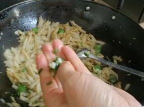 炒熟后加入少许盐，出锅前加入葱