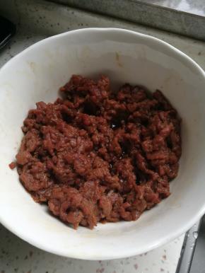 牛肉丝加入料酒、生抽、生姜末、黑椒、淀粉腌制。